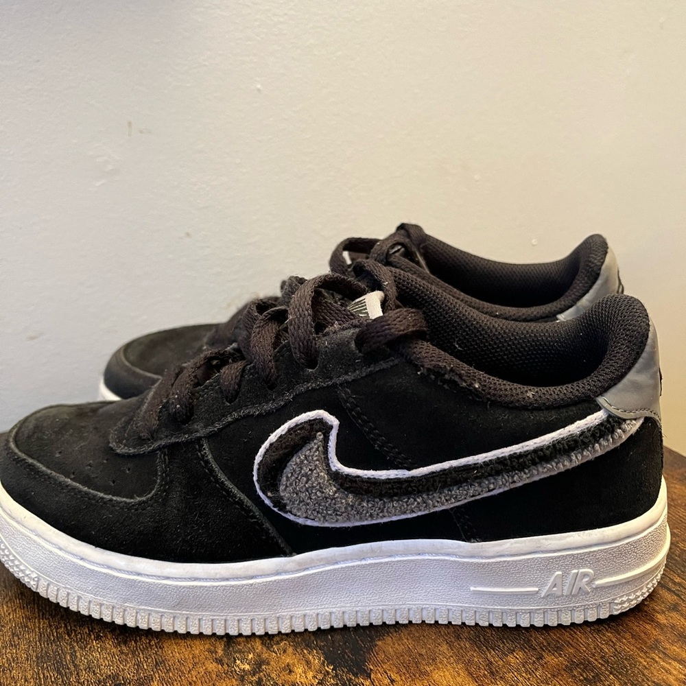 Nike Air Force 1 Low 3D Chenille Swoosh Black Suede Texture Boys Size 5Y Wear